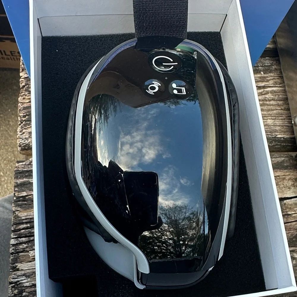 Eyeris 1 Eye Massager - White and Black